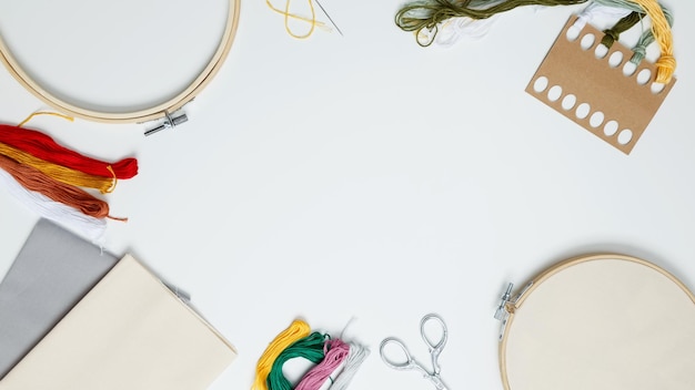 Atelier cu masa de lucru și proiecte