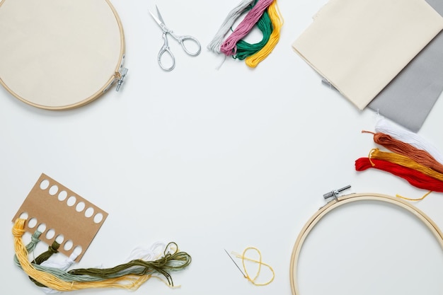 Atelier de broderie cu materiale și modele